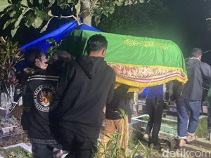 Isak Tangis Iringi Kepulangan Jenazah Yana Korban Laka di GT Ciawi