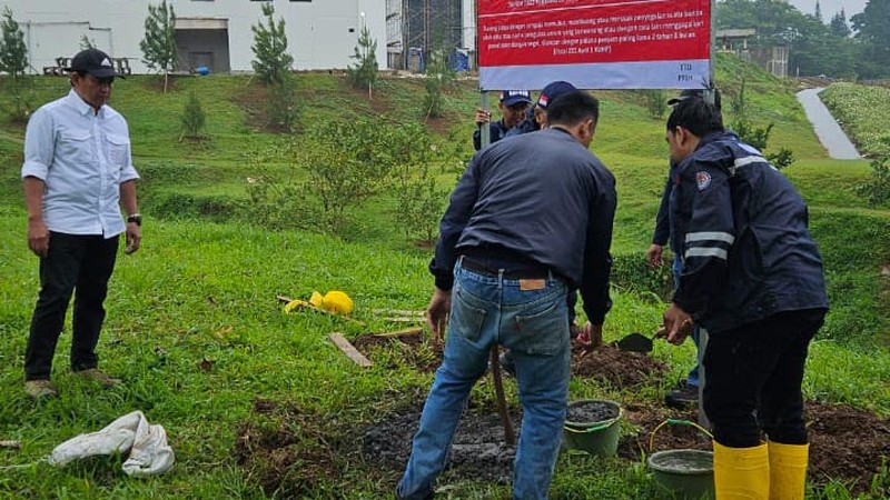 Penyegelan dan menghentikan kegiatan pembangunan Kawasan Ekonomi Khusus (KEK) Lido pada Kamis, 6 Februari 2025 Kementerian Lingkungan Hidup. Penyegelan dan menghentikan kegiatan pembangunan Kawasan Ekonomi Khusus (KEK) Lido pada Kamis, 6 Februari 2025 Kementerian Lingkungan Hidup. (Dok. Kementerian Lingkungan Hidup)