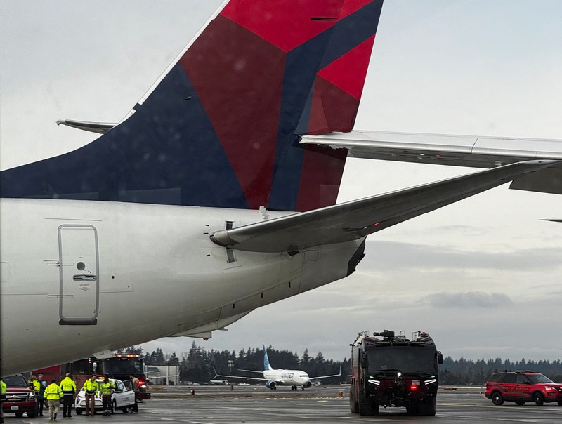 Sayap kanan jet Japan Airlines membentur ekor pesawat Delta Air Lines saat pesawat sedang meluncur di Bandara Internasional Seattle-Tacoma di SeaTac, King County, Washington, AS, Rabu (5/2/2025). (Social Media/via REUTERS)