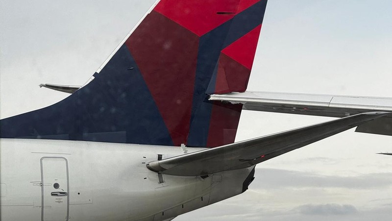 Sayap kanan jet Japan Airlines membentur ekor pesawat Delta Air Lines saat pesawat sedang meluncur di Bandara Internasional Seattle-Tacoma di SeaTac, King County, Washington, AS, Rabu (5/2/2025). (Social Media/via REUTERS)