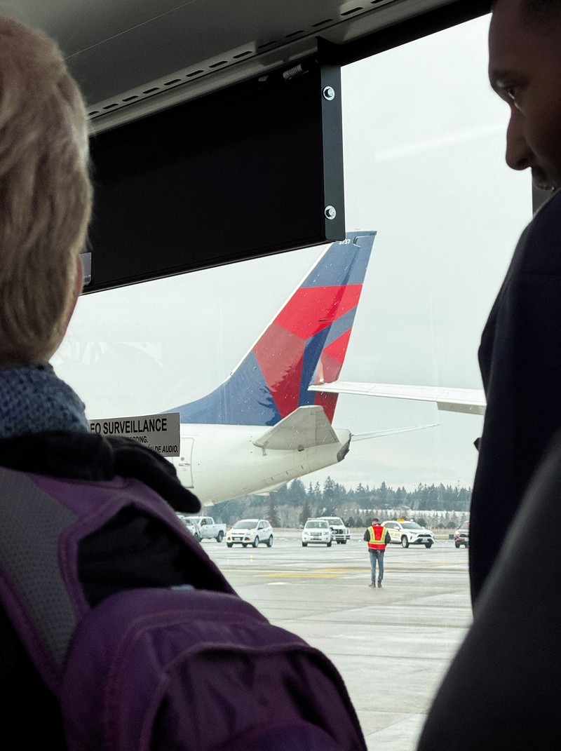 Sayap kanan jet Japan Airlines membentur ekor pesawat Delta Air Lines saat pesawat sedang meluncur di Bandara Internasional Seattle-Tacoma di SeaTac, King County, Washington, AS, Rabu (5/2/2025). (Social Media/via REUTERS)