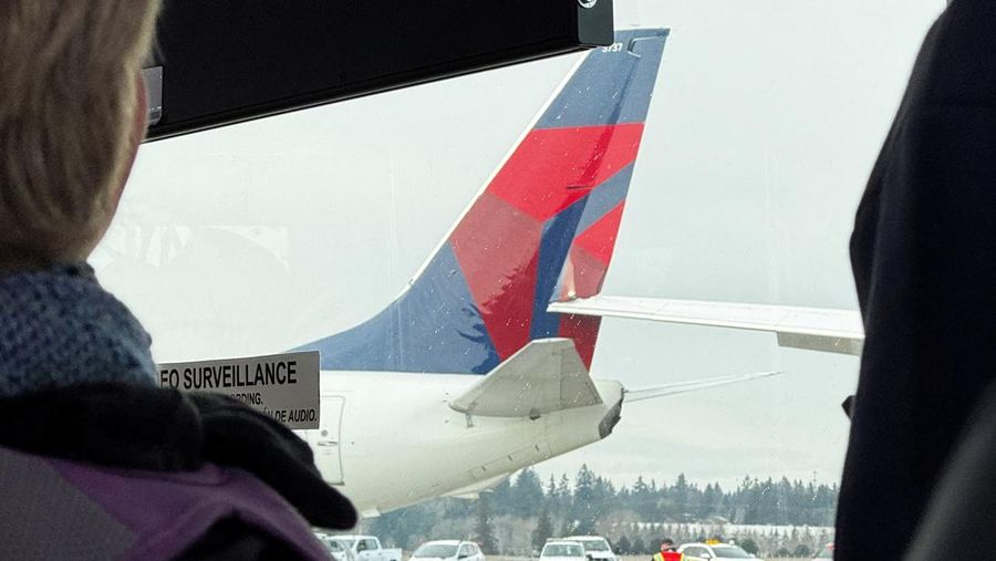 Sayap kanan jet Japan Airlines membentur ekor pesawat Delta Air Lines saat pesawat sedang meluncur di Bandara Internasional Seattle-Tacoma di SeaTac, King County, Washington, AS, Rabu (5/2/2025). (Social Media/via REUTERS)