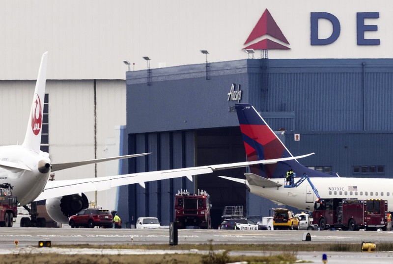 Sayap kanan jet Japan Airlines membentur ekor pesawat Delta Air Lines saat pesawat sedang meluncur di Bandara Internasional Seattle-Tacoma di SeaTac, King County, Washington, AS, Rabu (5/2/2025). (Social Media/via REUTERS)