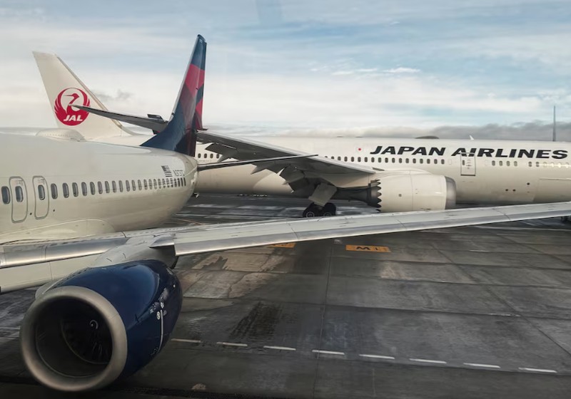 Sayap kanan jet Japan Airlines membentur ekor pesawat Delta Air Lines saat pesawat sedang meluncur di Bandara Internasional Seattle-Tacoma di SeaTac, King County, Washington, AS, Rabu (5/2/2025). (Social Media/via REUTERS) Sayap kanan jet Japan Airlines membentur ekor pesawat Delta Air Lines saat pesawat sedang meluncur di Bandara Internasional Seattle-Tacoma di SeaTac, King County, Washington, AS, Rabu (5/2/2025). (Social Media/via REUTERS)