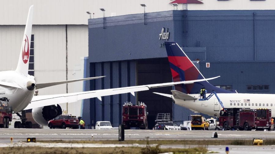 Sayap kanan jet Japan Airlines membentur ekor pesawat Delta Air Lines saat pesawat sedang meluncur di Bandara Internasional Seattle-Tacoma di SeaTac, King County, Washington, AS, Rabu (5/2/2025). (Social Media/via REUTERS)