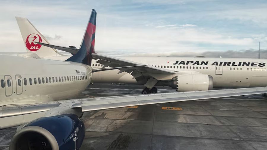 Sayap kanan jet Japan Airlines membentur ekor pesawat Delta Air Lines saat pesawat sedang meluncur di Bandara Internasional Seattle-Tacoma di SeaTac, King County, Washington, AS, Rabu (5/2/2025). (Social Media/via REUTERS)