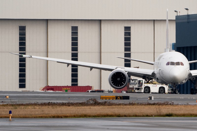 Sayap kanan jet Japan Airlines membentur ekor pesawat Delta Air Lines saat pesawat sedang meluncur di Bandara Internasional Seattle-Tacoma di SeaTac, King County, Washington, AS, Rabu (5/2/2025). (Social Media/via REUTERS) Sayap kanan jet Japan Airlines membentur ekor pesawat Delta Air Lines saat pesawat sedang meluncur di Bandara Internasional Seattle-Tacoma di SeaTac, King County, Washington, AS, Rabu (5/2/2025). (Social Media/via REUTERS)