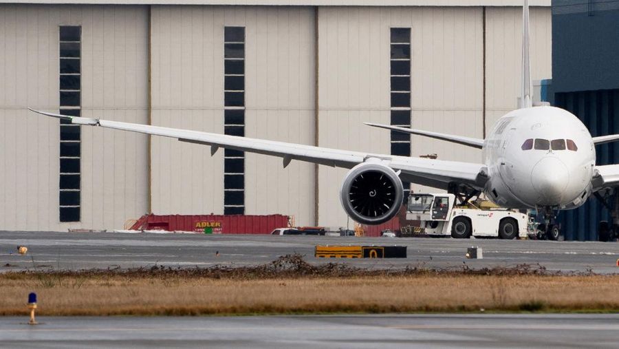 Sayap kanan jet Japan Airlines membentur ekor pesawat Delta Air Lines saat pesawat sedang meluncur di Bandara Internasional Seattle-Tacoma di SeaTac, King County, Washington, AS, Rabu (5/2/2025). (Social Media/via REUTERS)