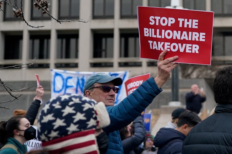 Para demonstran berunjuk rasa selama protes terhadap Presiden AS Donald Trump dan tindakan yang diambilnya pada minggu-minggu pertama masa jabatannya, di luar Departemen Tenaga Kerja (tidak terlihat) di Washington, AS, 5 Februari 2025. Para demonstran berunjuk rasa selama protes terhadap Presiden AS Donald Trump dan tindakan yang diambilnya pada minggu-minggu pertama masa jabatannya, di luar Departemen Tenaga Kerja (tidak terlihat) di Washington, AS, 5 Februari 2025. (REUTERS/Nathan Howard)