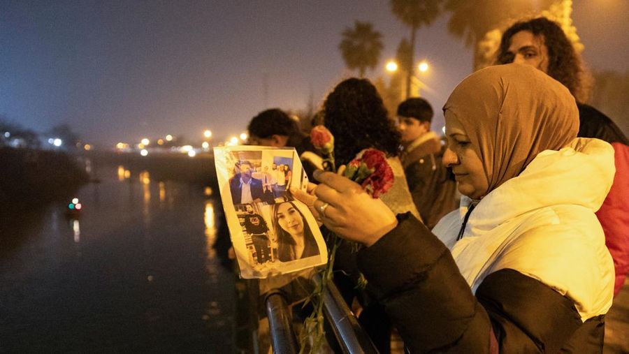 Orang-orang berkumpul untuk memperingati dua tahun gempa bumi dahsyat tersebut sembari mengenang keluarga dan teman-teman mereka yang telah tiada, di Hatay, Turki, pada tanggal 6 Februari 2025. Gempa berkekuatan 7,8 skala Richter yang terjadi pada dini hari tanggal 6 Februari 2023 tersebut telah meratakan kota-kota besar dan kecil. (REUTERS/Serdar Ozsoy)