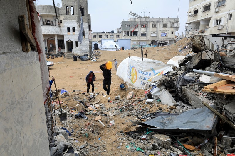 Seorang warga Palestina membawa air di tengah gencatan senjata antara Israel dan Hamas, di kamp pengungsi Jabalia di Jalur Gaza utara, 4 Februari 2025. (REUTERS/Mahmoud Issa)