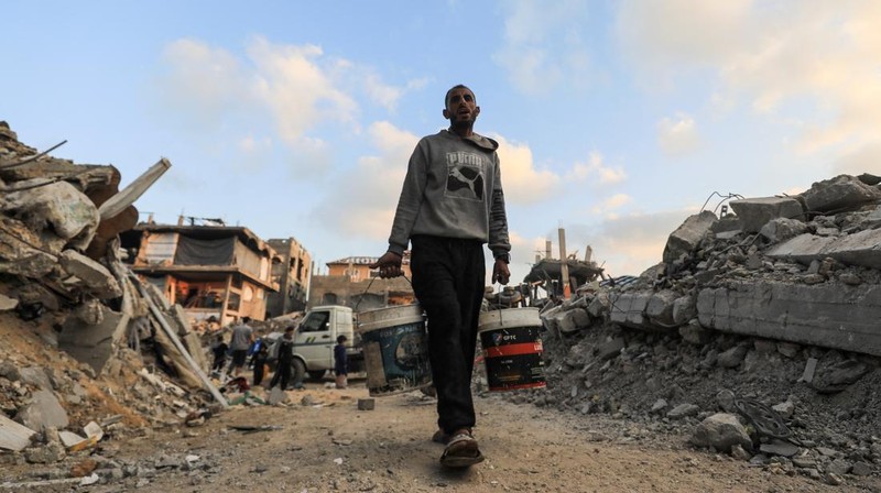 Seorang warga Palestina membawa air di tengah gencatan senjata antara Israel dan Hamas, di kamp pengungsi Jabalia di Jalur Gaza utara, 4 Februari 2025. (REUTERS/Mahmoud Issa)
