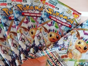 Brewek Kartu Pokemon TCG, detikpop Dapat Godpack!