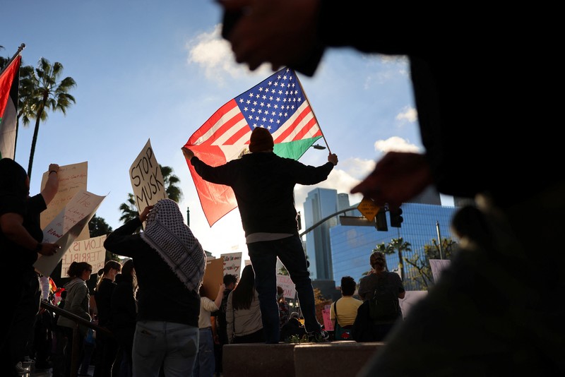 Para demonstran berunjuk rasa selama protes terhadap Presiden AS Donald Trump dan tindakan yang diambilnya pada minggu-minggu pertama masa jabatannya, di luar Departemen Tenaga Kerja (tidak terlihat) di Washington, AS, 5 Februari 2025. Para demonstran berunjuk rasa selama protes terhadap Presiden AS Donald Trump dan tindakan yang diambilnya pada minggu-minggu pertama masa jabatannya, di luar Departemen Tenaga Kerja (tidak terlihat) di Washington, AS, 5 Februari 2025. (REUTERS/Nathan Howard)