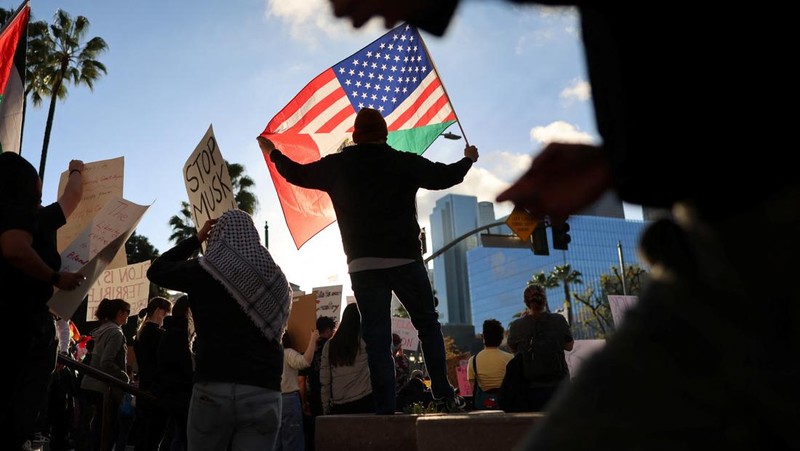 Para demonstran berunjuk rasa selama protes terhadap Presiden AS Donald Trump dan tindakan yang diambilnya pada minggu-minggu pertama masa jabatannya, di luar Departemen Tenaga Kerja (tidak terlihat) di Washington, AS, 5 Februari 2025. (REUTERS/Nathan Howard)