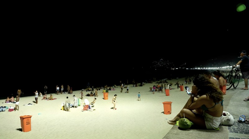 Suhu panas di Rio de Janeiro membuat warga dan turis memilih ke pantai malam hari untuk menyejukkan diri daripada memakai AC, terutama pada Kamis (6/2/2025). (Tangkapan Layar Video Reuters/)