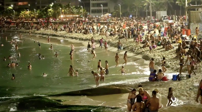 Suhu panas di Rio de Janeiro membuat warga dan turis memilih ke pantai malam hari untuk menyejukkan diri daripada memakai AC, terutama pada Kamis (6/2/2025). Suhu panas di Rio de Janeiro membuat warga dan turis memilih ke pantai malam hari untuk menyejukkan diri daripada memakai AC, terutama pada Kamis (6/2/2025). (Tangkapan Layar Video Reuters/)