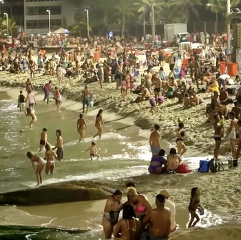 Gerah! Potret Warga Brasil Ramai Berendam Malam karena 'Cuaca Neraka'