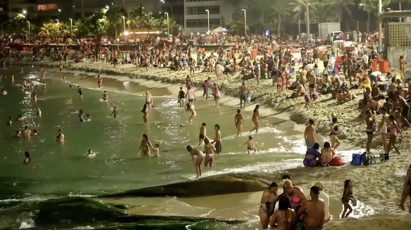 Suhu panas di Rio de Janeiro membuat warga dan turis memilih ke pantai malam hari untuk menyejukkan diri daripada memakai AC, terutama pada Kamis (6/2/2025). (Tangkapan Layar Video Reuters/)