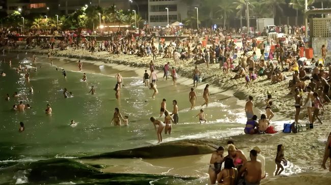 Gerah! Potret Warga Brasil Ramai Berendam Malam karena ‘Cuaca Neraka’