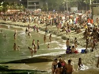 Gerah! Potret Warga Brasil Ramai Berendam Malam karena 'Cuaca Neraka'