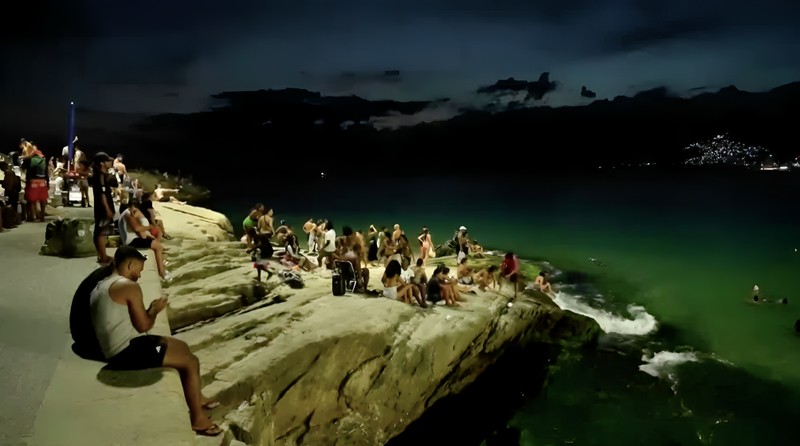 Suhu panas di Rio de Janeiro membuat warga dan turis memilih ke pantai malam hari untuk menyejukkan diri daripada memakai AC, terutama pada Kamis (6/2/2025). Suhu panas di Rio de Janeiro membuat warga dan turis memilih ke pantai malam hari untuk menyejukkan diri daripada memakai AC, terutama pada Kamis (6/2/2025). (Tangkapan Layar Video Reuters/)