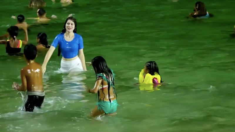 Suhu panas di Rio de Janeiro membuat warga dan turis memilih ke pantai malam hari untuk menyejukkan diri daripada memakai AC, terutama pada Kamis (6/2/2025). (Tangkapan Layar Video Reuters/)