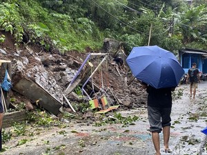 Talut di Perumahan Beringin Asri Semarang Longsor Timpa Gubuk-Motor
