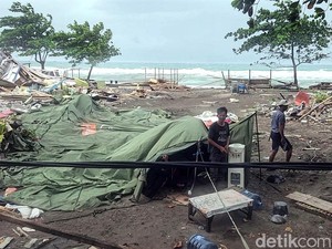 Angin Kencang Robohkan Tenda Pengungsi Penggusuran di Citepus