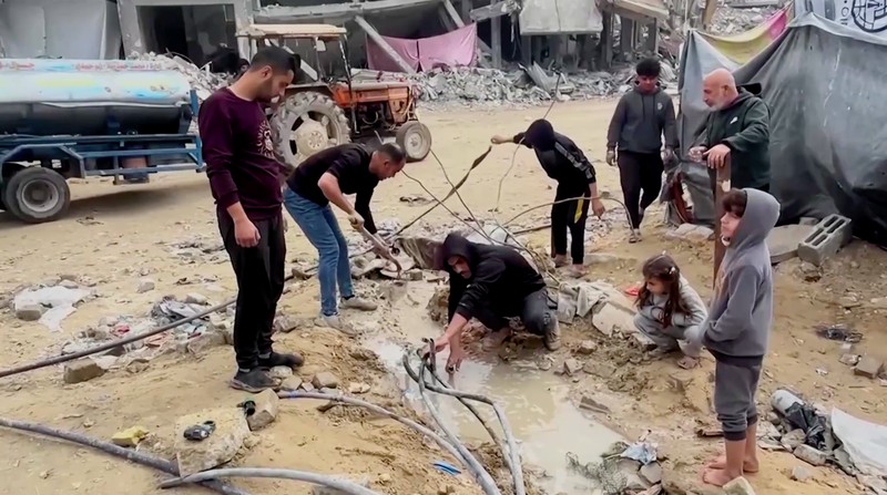Seorang warga Palestina membawa air di tengah gencatan senjata antara Israel dan Hamas, di kamp pengungsi Jabalia di Jalur Gaza utara, 4 Februari 2025. (REUTERS/Mahmoud Issa)