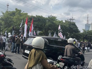 Aksi Massa di Depan Polda Jatim Bikin Lalin Merambat