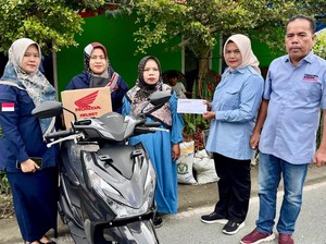 Andre Rosiade Hadiahkan Sepeda Motor ke Guru Honorer di Kabupaten Solok