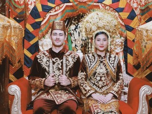 Gaya Awkarin & Pacar Bule Tampil Bak Pengantin, Pakai Baju Adat Minangkabau