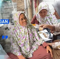 Kisah Mengharukan Nenek Tami Jualan Kue dengan Mata Katarak
