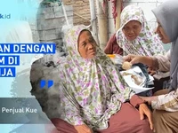 Kisah Mengharukan Nenek Tami Jualan Kue dengan Mata Katarak