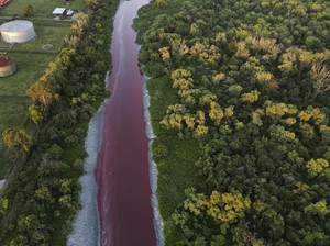 Kanal Argentina Berubah Jadi Merah Terang, Warga Khawatir