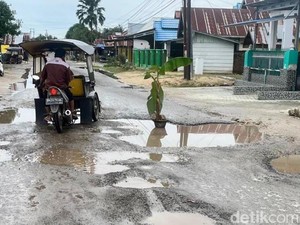 Warga Gorontalo Tanam Pohon Pisang di Jalan gegara 3 Tahun Rusak Parah