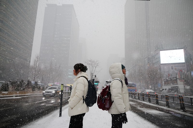 Hujan salju lebat di istana Gyeongbok, pusat kota Seoul, Korea Selatan, Kamis (6/2/2025). (REUTERS/Kim Hong-Ji)