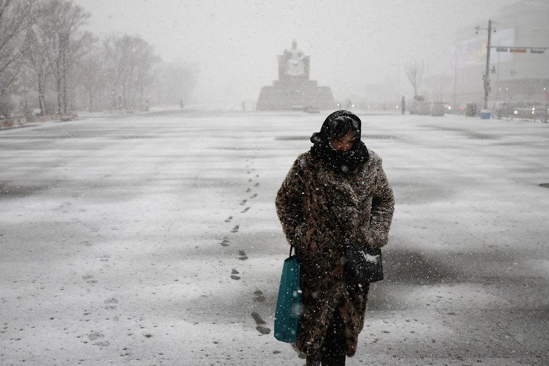 Hujan salju lebat di istana Gyeongbok, pusat kota Seoul, Korea Selatan, Kamis (6/2/2025). (REUTERS/Kim Hong-Ji)