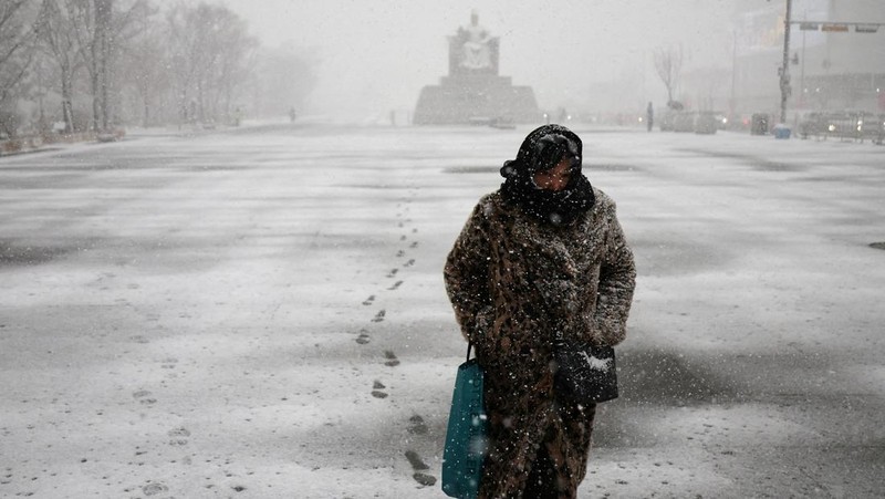 Hujan salju lebat di istana Gyeongbok, pusat kota Seoul, Korea Selatan, Kamis (6/2/2025). (REUTERS/Kim Hong-Ji)