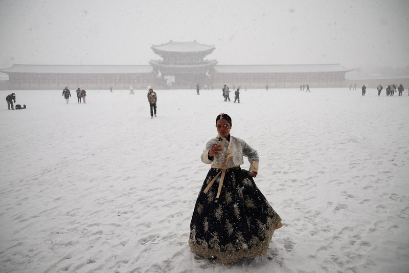 Hujan salju lebat di istana Gyeongbok, pusat kota Seoul, Korea Selatan, Kamis (6/2/2025). (REUTERS/Kim Hong-Ji)