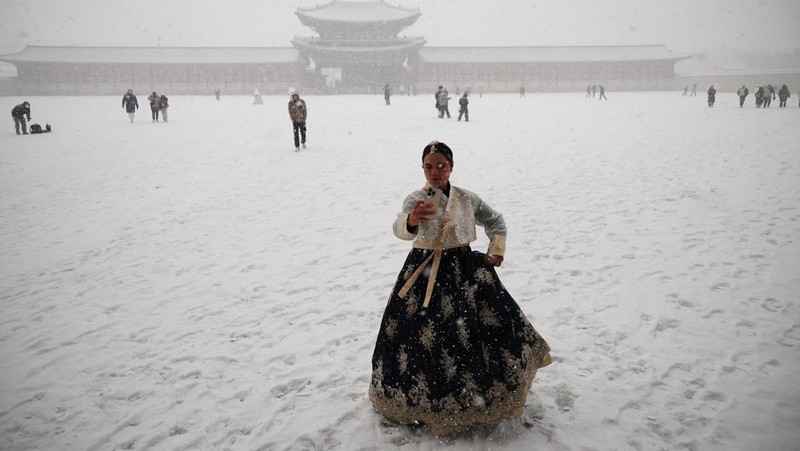 Hujan salju lebat di istana Gyeongbok, pusat kota Seoul, Korea Selatan, Kamis (6/2/2025). (REUTERS/Kim Hong-Ji)