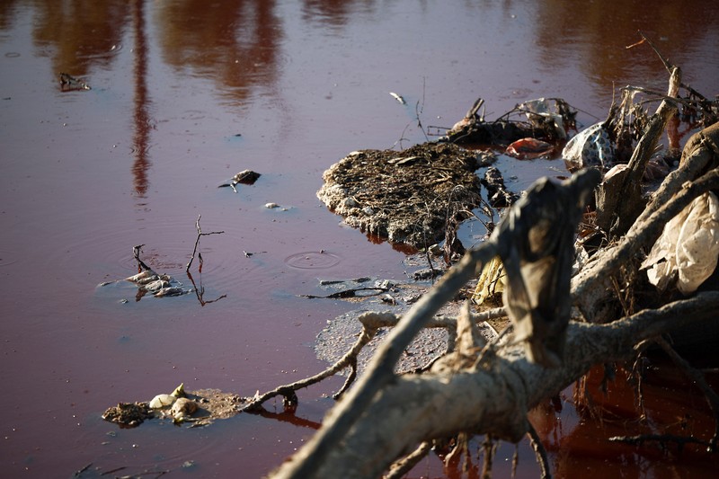 Kondisi air yang berwarna merah pada aliran sungai di kawasan metropolitan Buenos Aires, Argentina, Kamis (6/2/2025). (REUTERS/Agustin Marcarian) Kondisi air yang berwarna merah pada aliran sungai di kawasan metropolitan Buenos Aires, Argentina, Kamis (6/2/2025). (REUTERS/Agustin Marcarian)