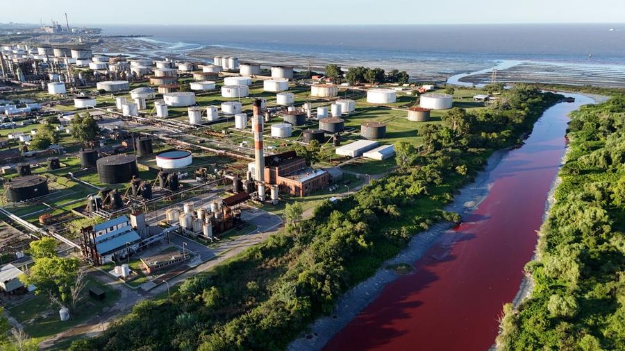 Kondisi air yang berwarna merah pada aliran sungai di kawasan metropolitan Buenos Aires, Argentina, Kamis (6/2/2025). (REUTERS/Agustin Marcarian)