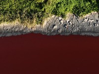 Penampakan Sungai Berubah Jadi 'Darah' di Kota Metropolitan Argentina