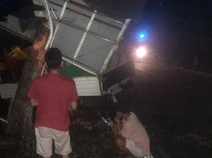 Pikap Angkut Tomat Terperosok ke Got di Jalan Denpasar-Gilimanuk