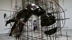 Melihat Pameran Seni There is No Center