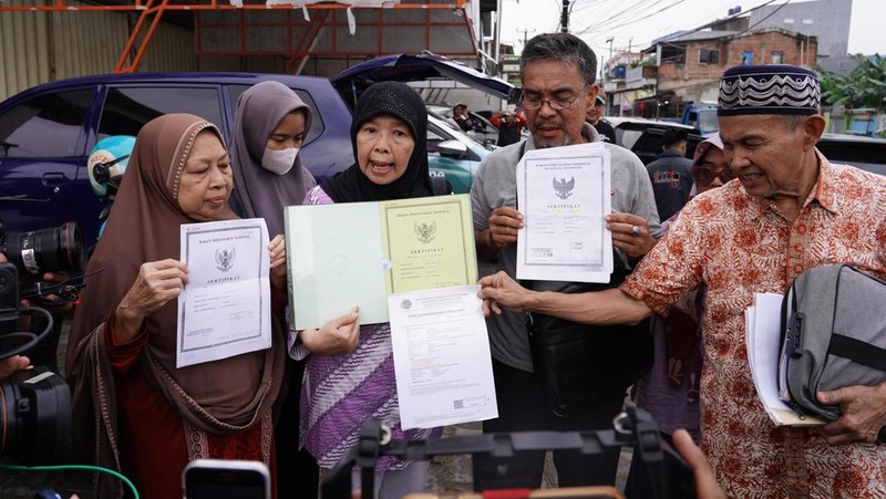 Menteri Agraria dan Tata Ruang/Kepala Badan Pertanahan Nasional (ATR/BPN) Nusron Wahid turun langsung ke lokasi penggusuran di Desa Setia Mekar, Kabupaten Bekasi, Jumat (7/2/2025). (Dok. Kementerian ATR/ BPN)