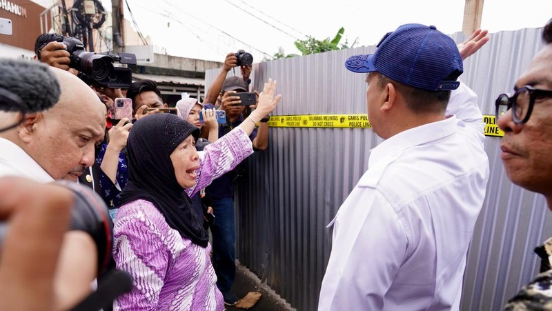 Menteri Agraria dan Tata Ruang/Kepala Badan Pertanahan Nasional (ATR/BPN) Nusron Wahid turun langsung ke lokasi penggusuran di Desa Setia Mekar, Kabupaten Bekasi, Jumat (7/2/2025). (Dok. Kementerian ATR/ BPN)