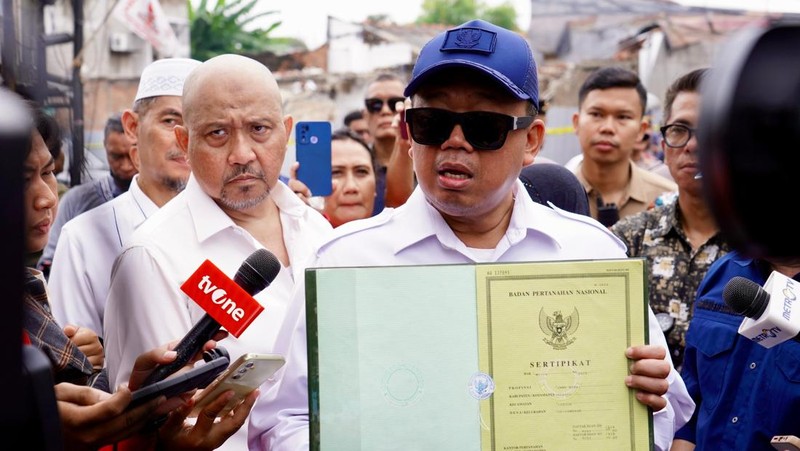 Menteri Agraria dan Tata Ruang/Kepala Badan Pertanahan Nasional (ATR/BPN) Nusron Wahid turun langsung ke lokasi penggusuran di Desa Setia Mekar, Kabupaten Bekasi, Jumat (7/2/2025). (Dok. Kementerian ATR/ BPN)